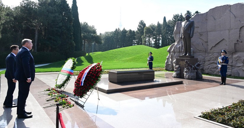 Valentina Matviyenko Fəxri xiyabanda Ulu Öndərin məzarını ziyarət edib