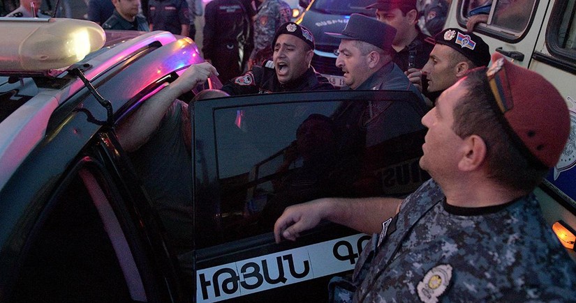 СМИ: Армянская полиция перед митингом в Эчмиадзине задержала шесть человек 