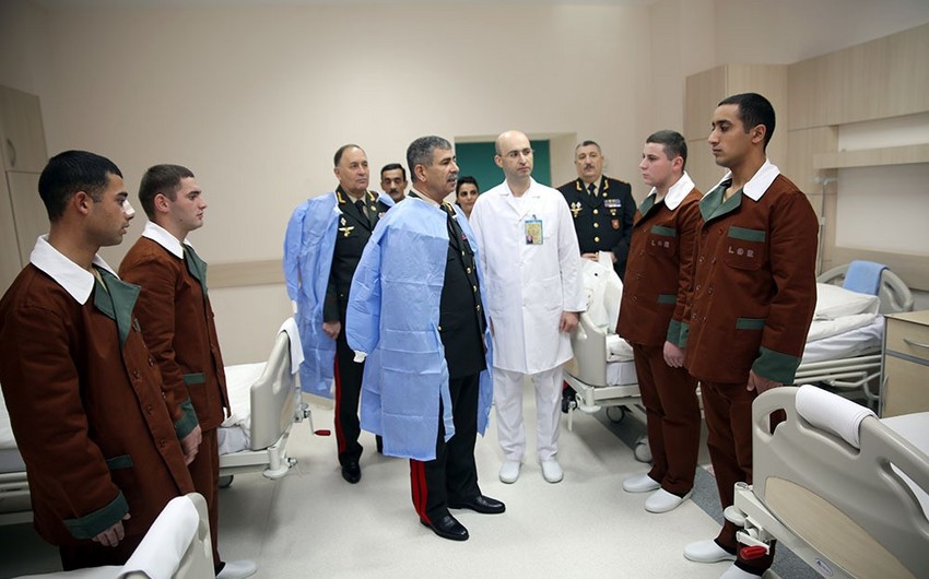 Müdafiə naziri hospitalda müalicə olunan hərbi qulluqçularla görüşüb - FOTO