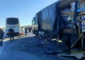 One killed, many injured in bus-truck collision in Türkiye