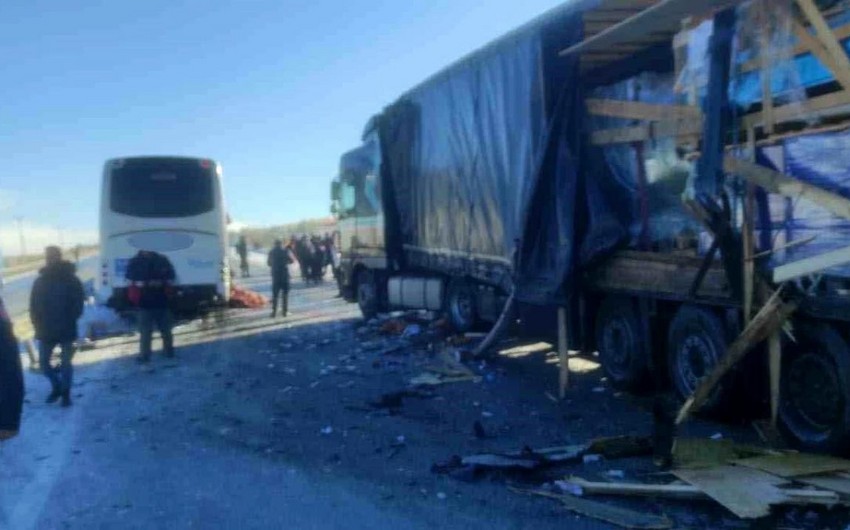 Türkiyədə avtobusla yük maşını toqquşub, 1 nəfər ölüb, çox sayda yaralı var