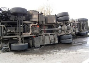 На трассе Баку-Губа перевернулся грузовик, водитель погиб