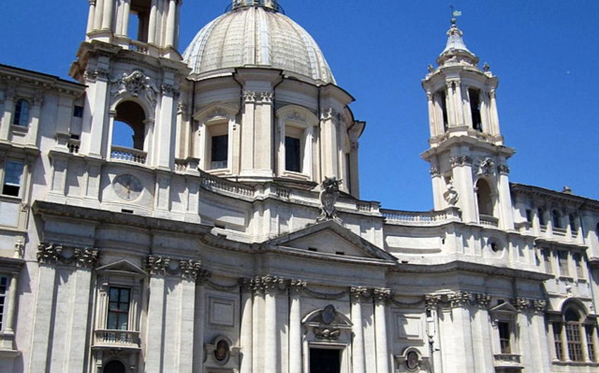 Мужчина напал на двух священников в церкви в Риме