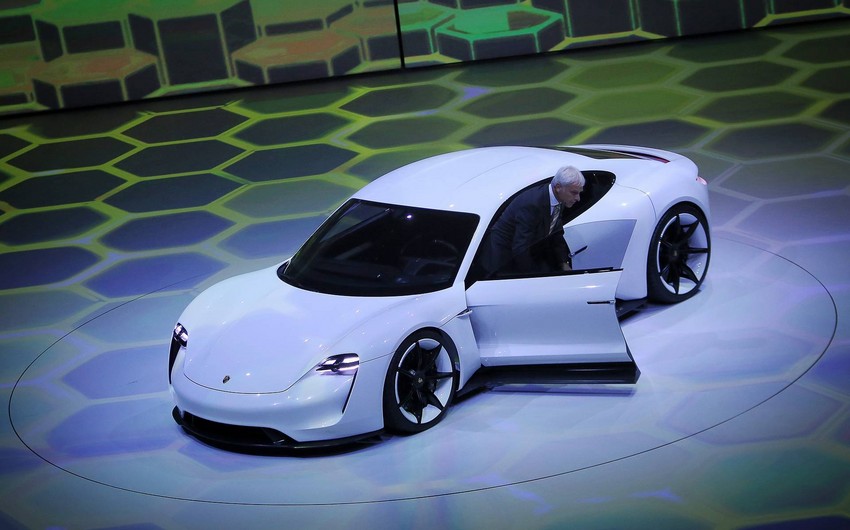 Компания Porsche представила свой первый электромобиль