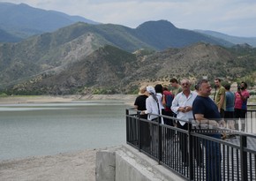 Famous travelers visit Sugovushan reservoir