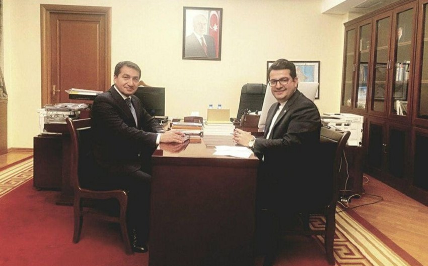 Помощник президента Азербайджана обсудил с послом Ирана двусторонние отношения