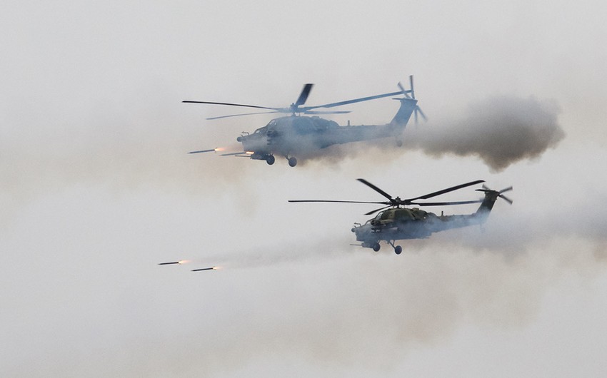 KİV: Rusiyada təlimlər zamanı helikopter insanlara raket buraxıb, yaralılar var - VİDEO