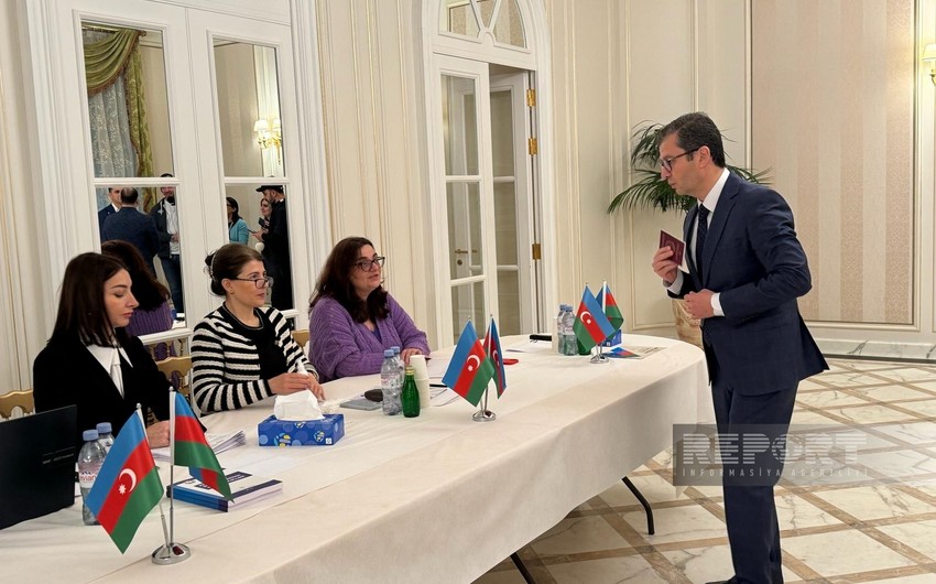Azerbaijan's permanent delegate to UNESCO votes in Paris