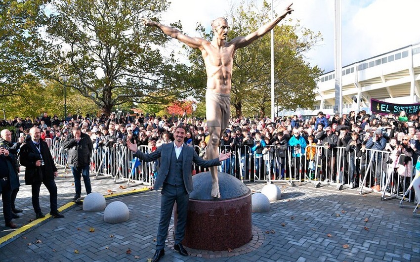 В Швеции фанаты пытались отпилить ноги у статуи Ибрагимовича