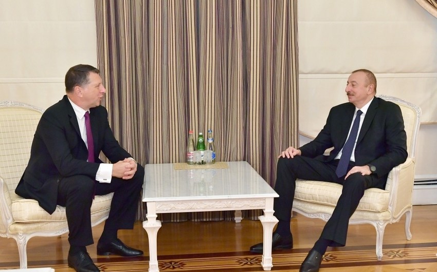 Президент Ильхам Алиев принял бывшего президента Латвии Раймондса Вейониса