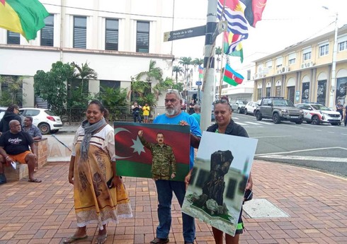 Участники акции протеста в Новой Каледонии держали портреты Ильхама Алиева