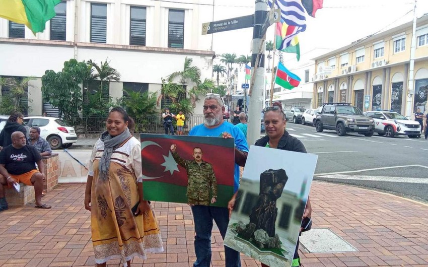 Участники протеста в Новой Каледонии вышли на акцию с портретами Ильхама Алиева