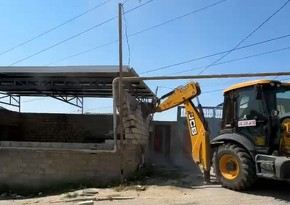 Masazırda yüksək gərginlikli elektrik xəttinin altındakı tikili sökülüb