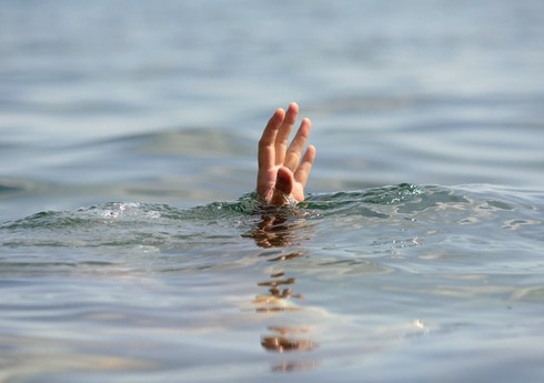На пляже в Новханы утонул человек 