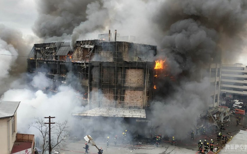 Названа предварительная причина пожара в торговом центре в Баку  - ВИДЕО