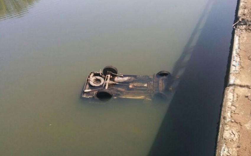 В Евлахе водитель Нивы погиб в результате падения автомобиля в канал