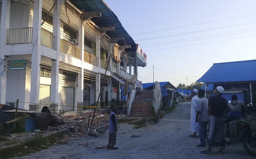 Death toll in Indonesia earthquake and tsunami nears 400