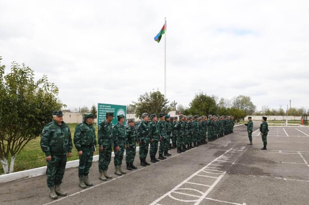 Пересекать границу азербайджан. Пограничная служба Азербайджана. Пограничники Азербайджана. Форма погранвойск Азербайджана. Пограничники Ирана.