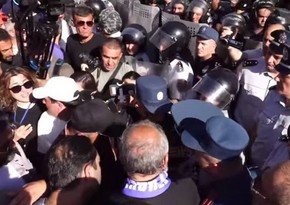 Участники шествия армянской оппозиции дошли до оцепленного полицией здания правительства