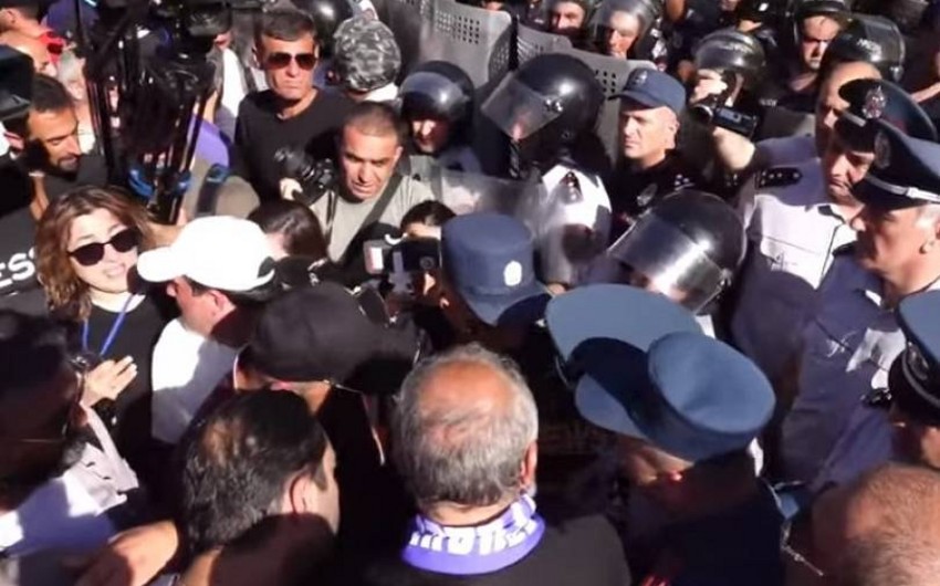 Участники шествия армянской оппозиции дошли до оцепленного полицией здания правительства
