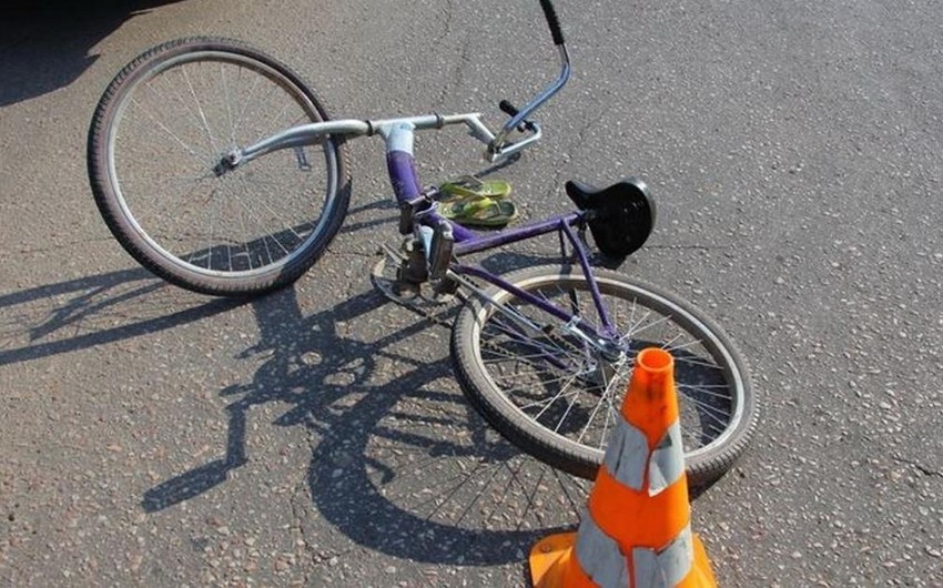 Sabirabadda avtomobil velosipedçini vurdu