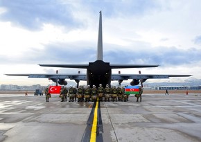 Азербайджанские военнослужащие прошли парашютную подготовку в Турции