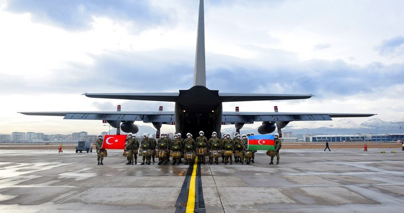 Azerbaijani servicemen take part in parachute training in Turkey