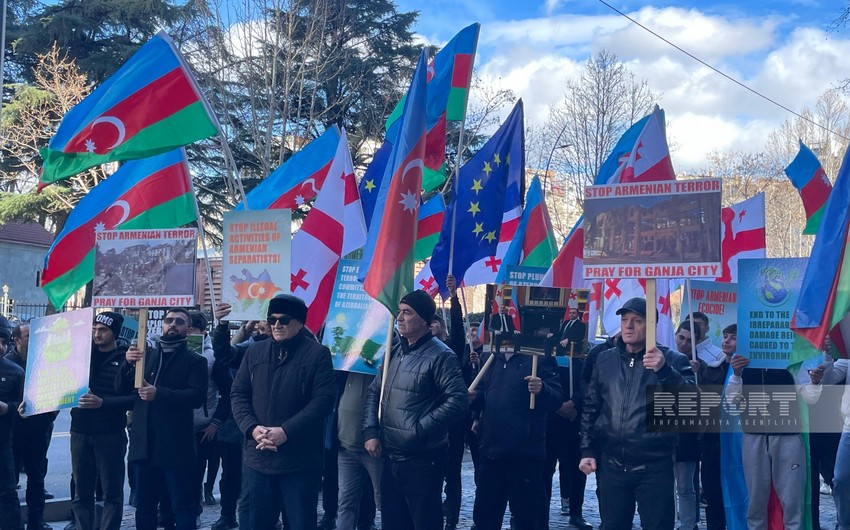 Azerbaijanis protest in front of EU office in Tbilisi