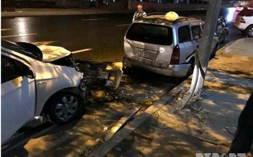 В Баку столкнулись два автомобиля - ФОТО