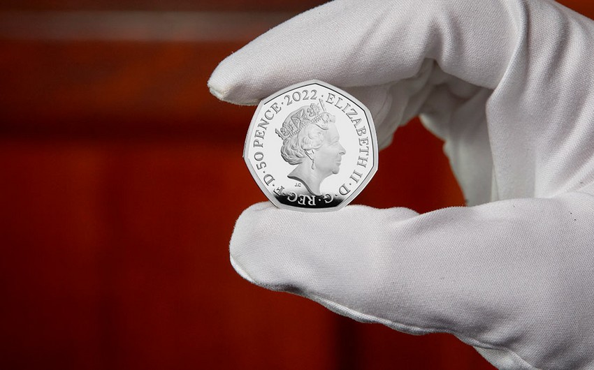 В Британии выпустили последнюю монету в 50 пенсов с портретом Елизаветы II