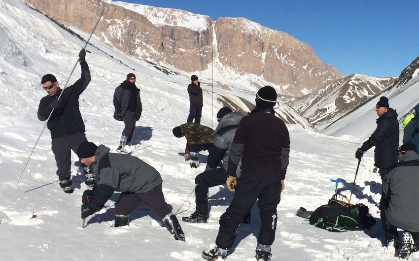 Поиски пропавших альпинистов временно приостановлены из-за суровых погодных условий