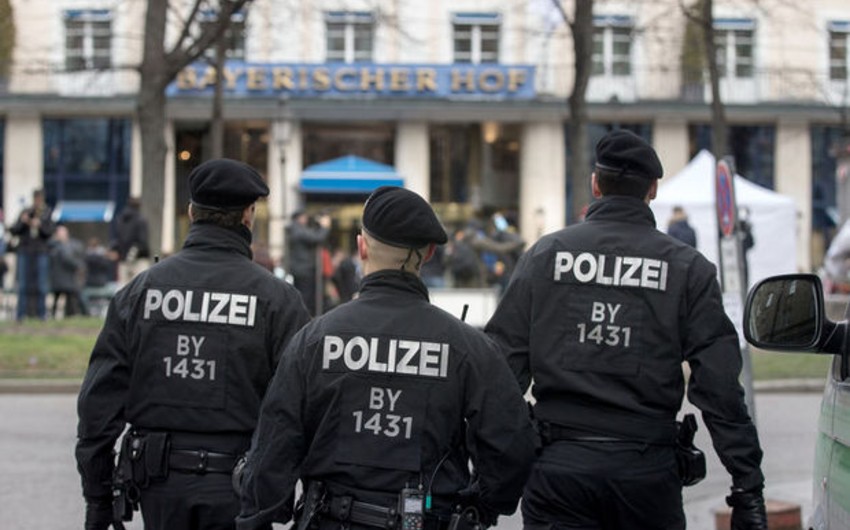 В Германии мужчина задавил насмерть двух полицейских