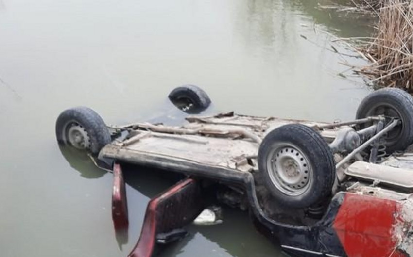 В Сальяне автомобиль упал в водоканал, есть погибший и раненый