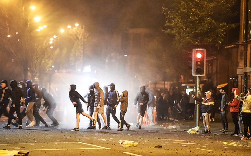 В Белфасте в ходе беспорядков пострадали почти 20 полицейских
