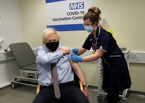 Борис Джонсон получил вторую дозу вакцины