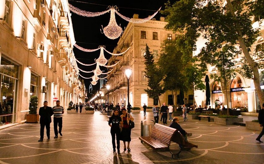 В центре Баку рекламный щит упал на голову туриста