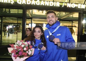 Dünya çempionatının gümüş mükafatçısı olan gimnastlar vətənə qayıdıb