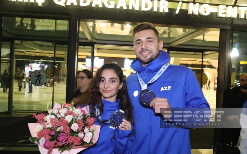 Dünya çempionatının gümüş mükafatçısı olan gimnastlar vətənə qayıdıb