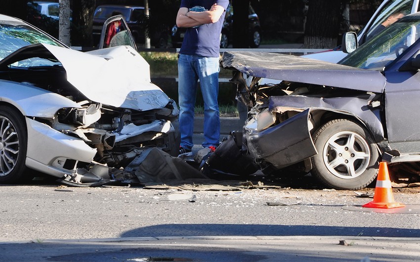 В Баку столкнулись два автомобиля, есть пострадавший