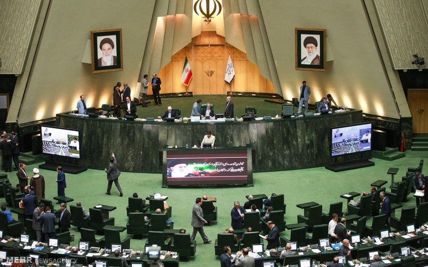 İran parlamentinin 18 deputatı istefa verib