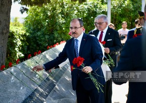 Türkiyənin Zəfər bayramı münasibətilə Bakıda Türk şəhidliyi abidəsi ziyarət olunub