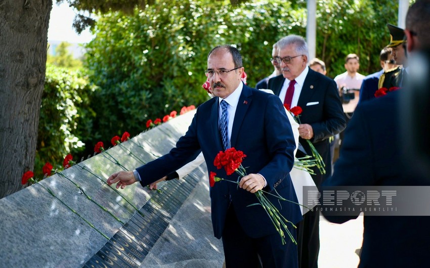 Türkiyənin Zəfər bayramı münasibətilə Bakıda Türk şəhidliyi abidəsi ziyarət olunub