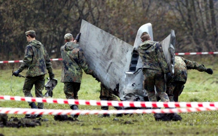Во Франции военный самолет упал на здание