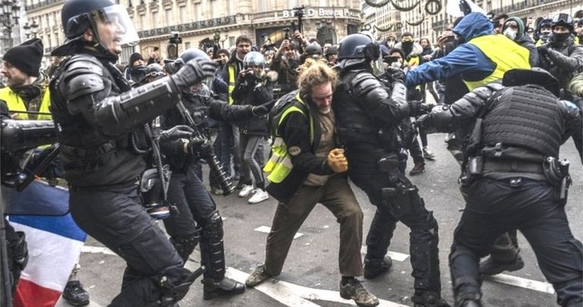 Police disperse student protest in France