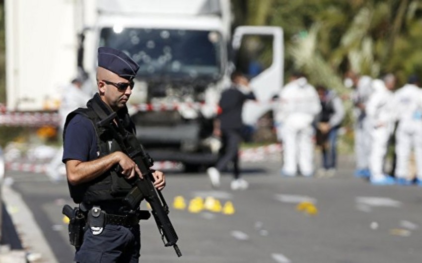 Сотрудники сил безопасности Испании и Франции проверяют машины на границе