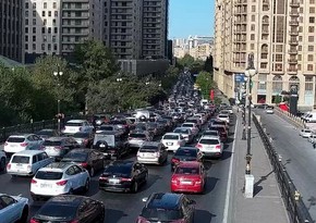 В Баку на ряде улиц и проспектов затруднено движение транспорта