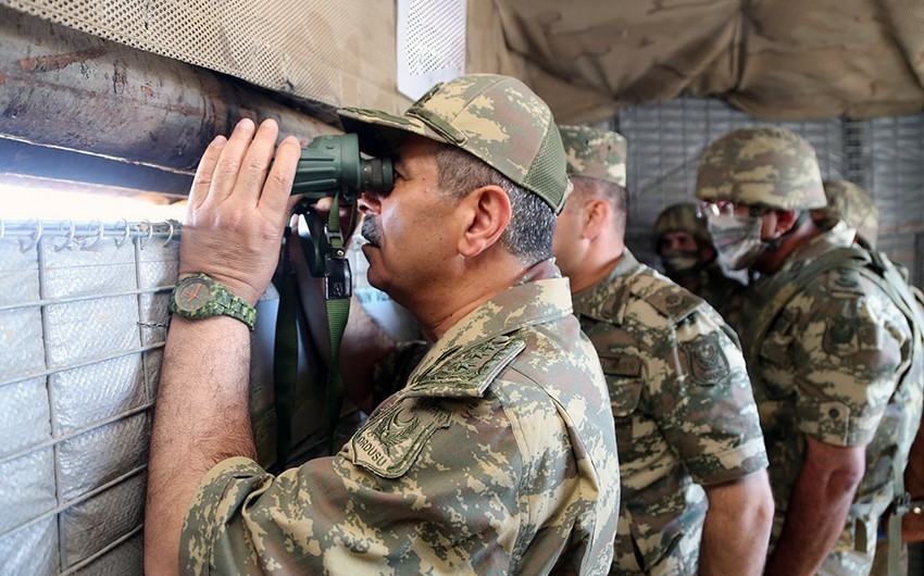 Министр обороны Азербайджана посетил подразделения на передовой 