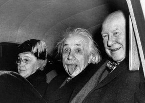 Einstein's famous photo to go up for auction