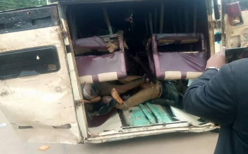 В Нигерии автобус рухнул в реку, 15 человек погибли