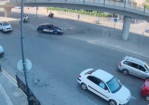 В Баку автомобиль въехал в светофор
